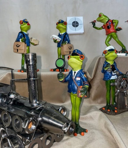 Figurka ozdoba ceramiczna żaba listonosz