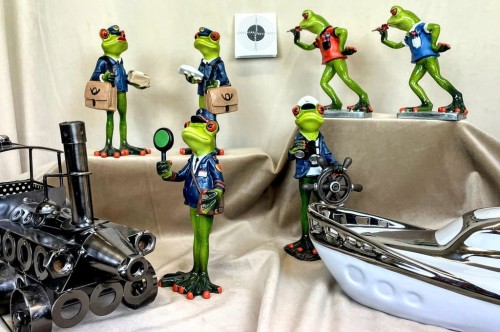 Figurka ozdoba ceramiczna żaba listonosz