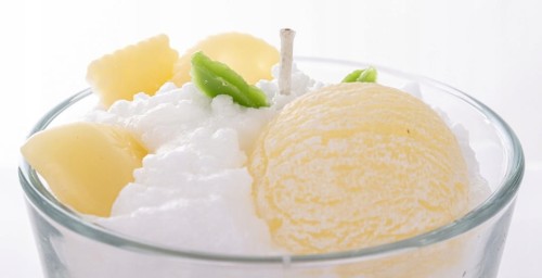 Kremowa świeca deser pucharek lodowy z lodami dekoracja