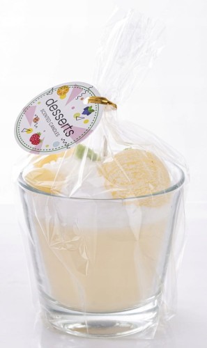 Kremowa świeca deser pucharek lodowy z lodami dekoracja